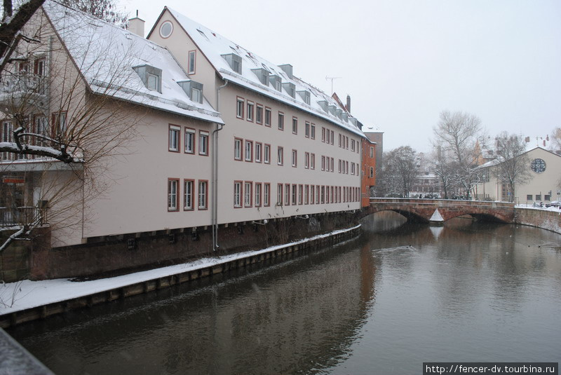 Редкий случай — метровый проход между домом и водой Нюрнберг, Германия
