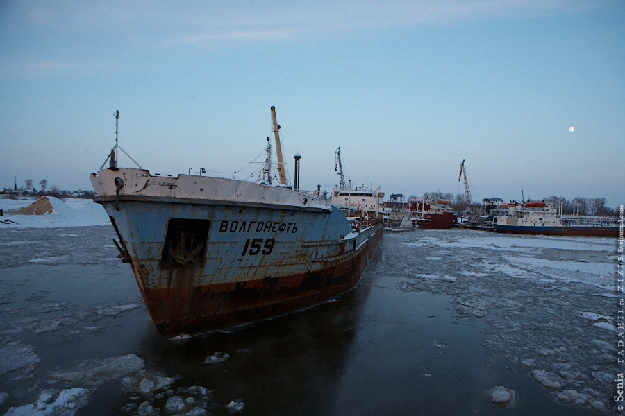 Навигация уже давно закрылась, на Волге стоит пятнадцатисантиметровый лед. Сегодня заключительный день, нефтяной танкер вымыт и с нашим участием перемещен на зимнюю стоянку. Татарстан, Россия