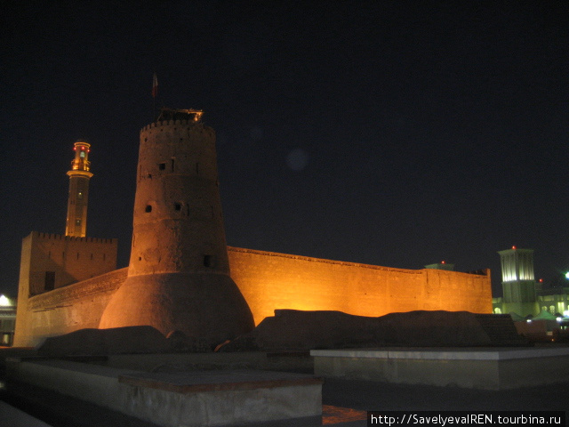 Сторожевая башня форта в ночной подсветке.