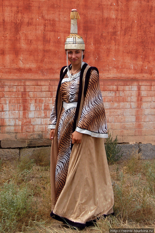 За скромную плату можно облачиться в традиционный костюм Каракорум, Монголия