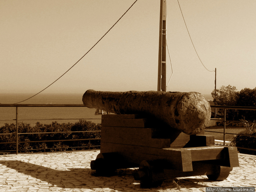 Пушка около форта Сагреш, Португалия