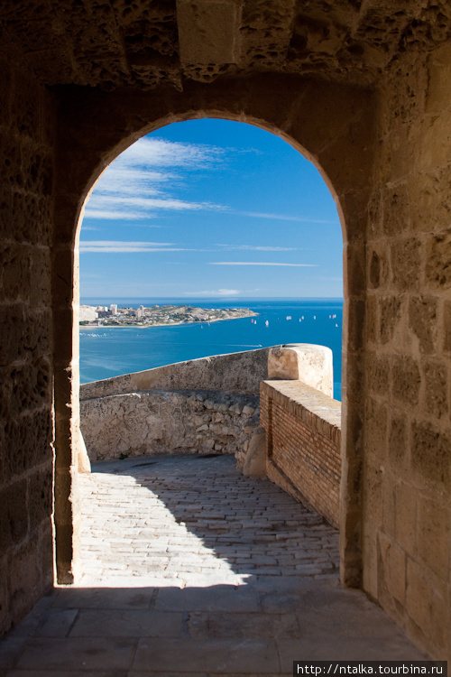 Крепость и набережная в Аликанте Аликанте, Испания