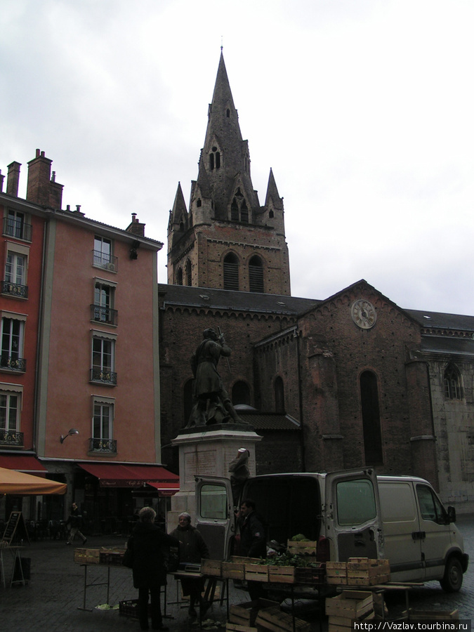 Торговцы у церкви Гренобль, Франция