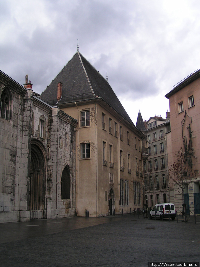 Основательные постройки Гренобль, Франция