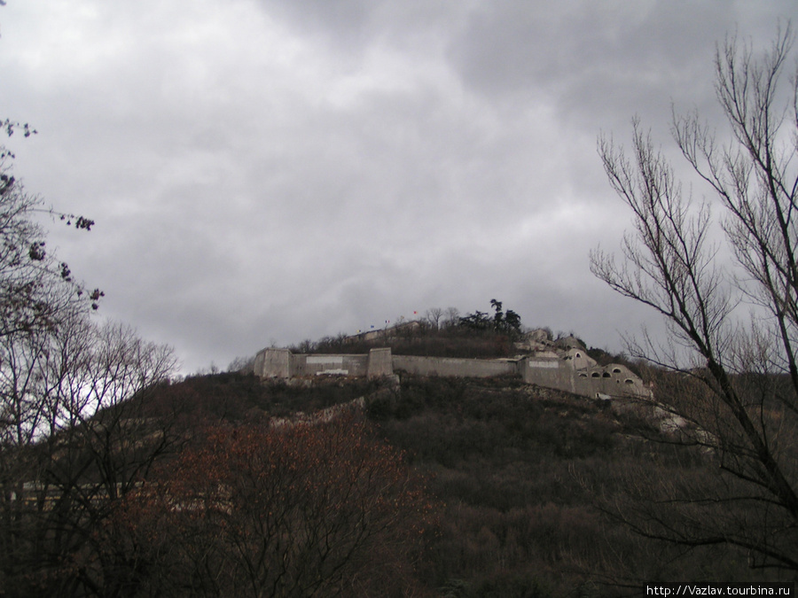 Вид на верхушку холма, где расположена крепость