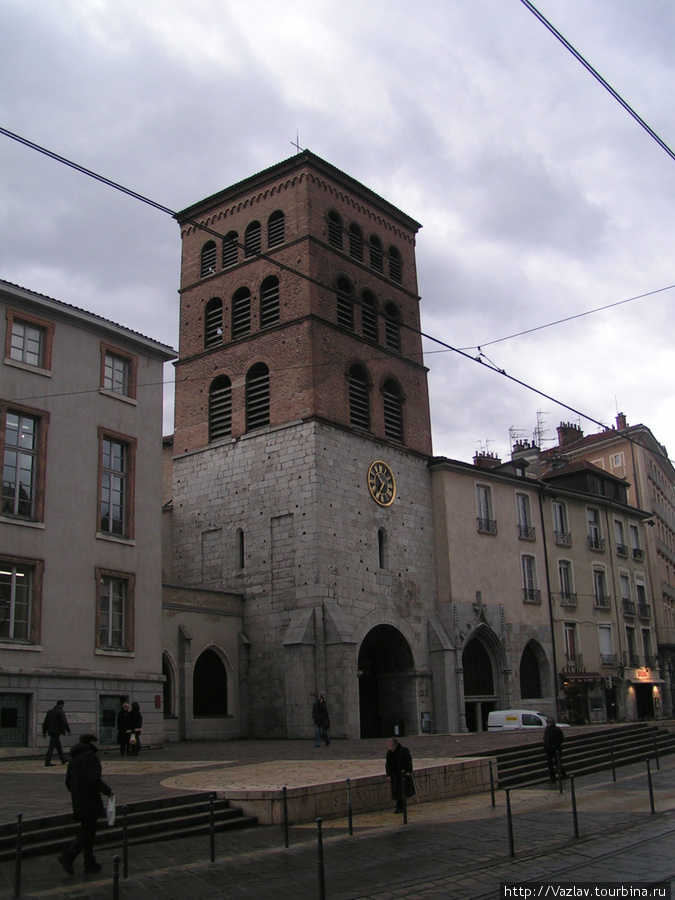 Здание собора. Вход находистя правее фасада Гренобль, Франция