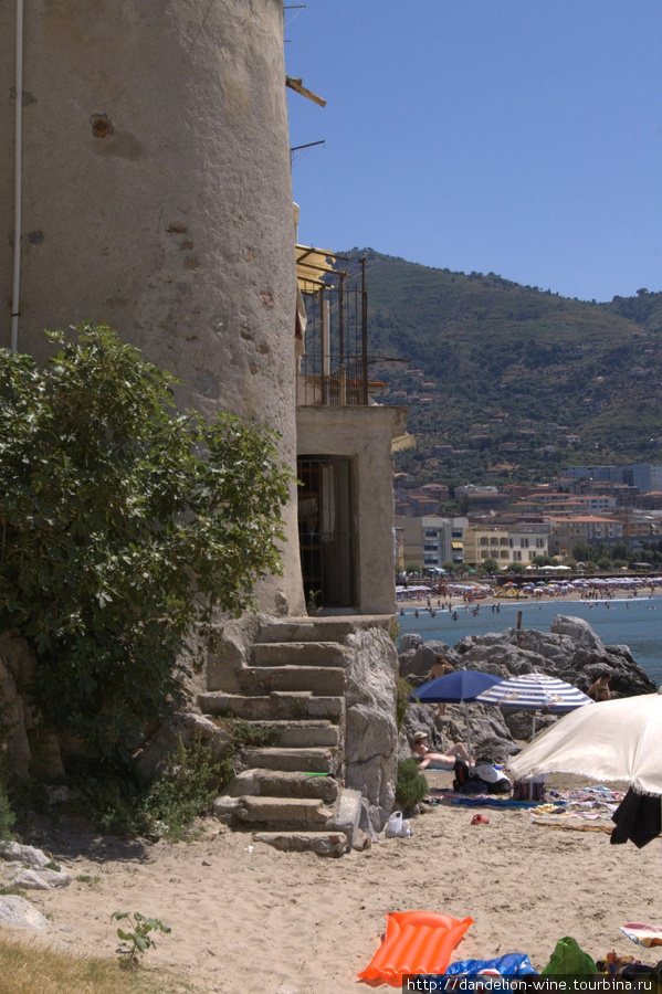 Чефалу. Вдоль побережья расположены средневековые жилища рыбаков. Сицилия, Италия