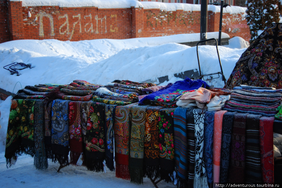 Павлопасадские платки под стенами палат Сергиев Посад, Россия