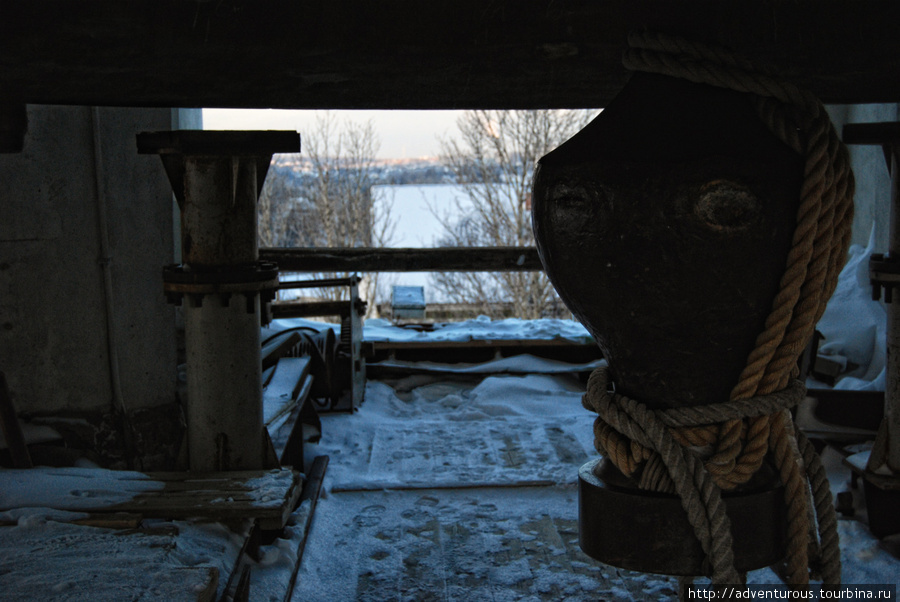Под Царь-колоколом. Вес 72 тонны, диаметр 4,4 метра, высота 4,5 метра. Сергиев Посад, Россия