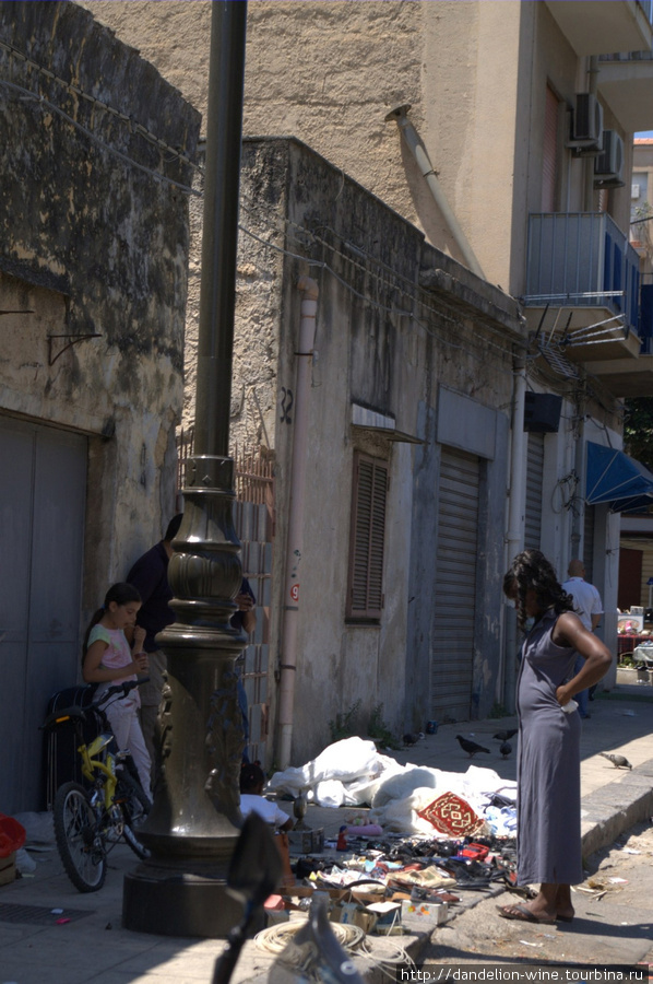 Палермо.
Альбергерия — один из беднейших и самых обветшалых кварталов города. Сицилия, Италия