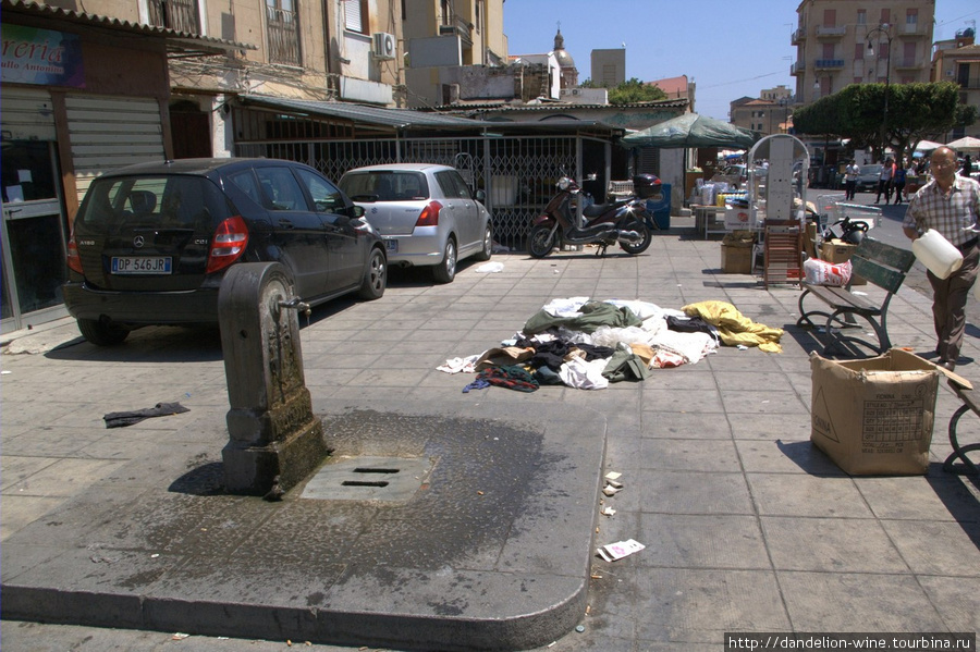 Палермо.
Альбергерия — один из беднейших и самых обветшалых кварталов города. Сицилия, Италия