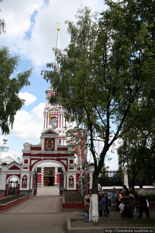 Цыганская семья у церкви Мичуринск, Россия