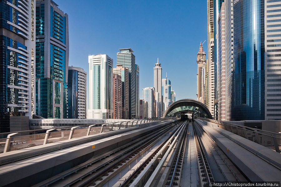 Прокатившись по «красной ветке» можно бегло посмотреть на весь Дубай. Большая часть рельс проходит по виадукам вдоль самой оживленной магистрали Эмиратов — шоссе Шейха Заеда, где выросли самые высокие небоскребы эмирата. Дубай, ОАЭ