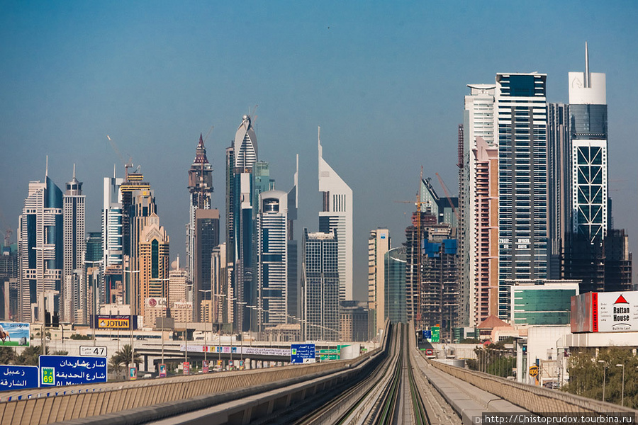 Строительство метро началось с конца 2005 года, и на сегодняшний день уже открыто 26 станций, а длинна линий составляет 52 км. Дубай, ОАЭ