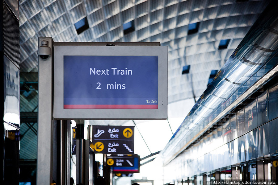 В среднем, интервал между поездами составляет 5-7 минут, что для москвича слишком долго. Успокаивает информационное табло, на котором написано, через какое время приедет поезд. Станции объявляются голосом на арабском и английском языках, а также с помощью бегущей строки светодиодного табло в вагонах поезда. Дубай, ОАЭ