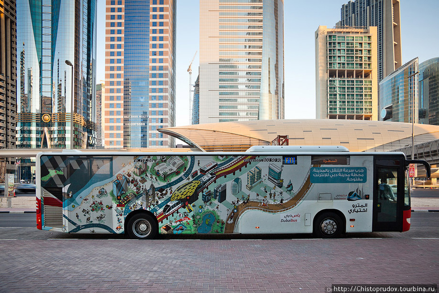 Первую линию дубайского метро обслуживают около 500 комфортабельных красиво-разрисованных автобусов. 42 новых маршрута обеспечивают транспортировку пассажиров между станциями метро и прилегающими к ним районами. Дубай, ОАЭ