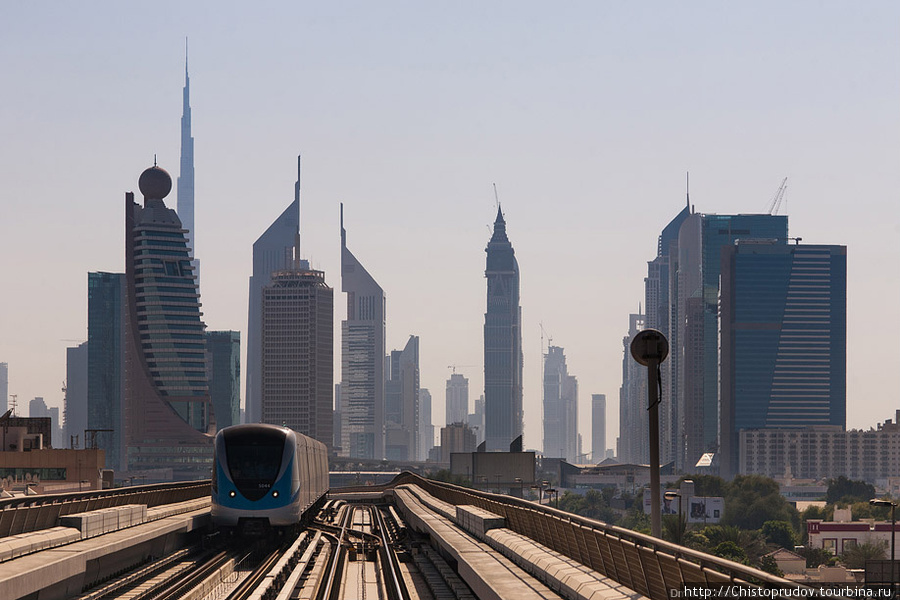 Проектная вместимость состава из 5 вагонов — 643 человек, максимальная скорость — 110 км/ч. Дубай, ОАЭ