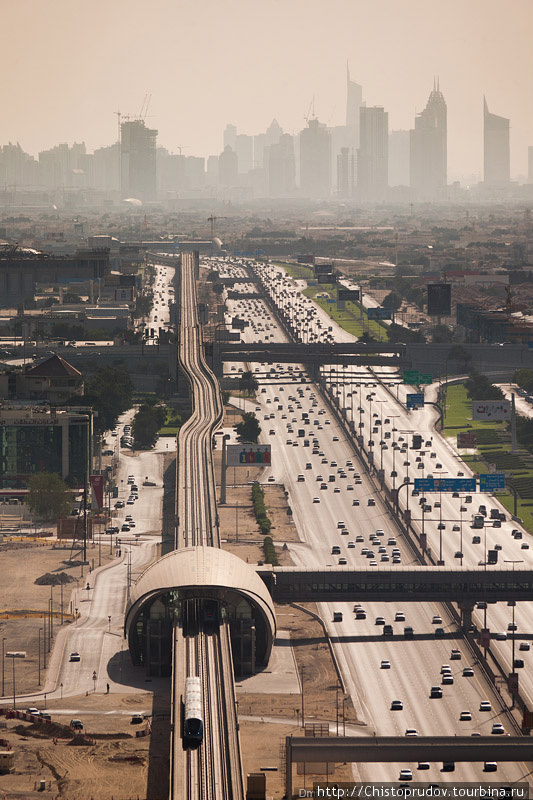 Сейчас функционирует 47 пешеходных переходов, 20 из которых проходят над самой оживленной магистралью Эмиратов, шоссе им. Шейха Заеда. В длинных переходах установлены травалаторы. Дубай, ОАЭ
