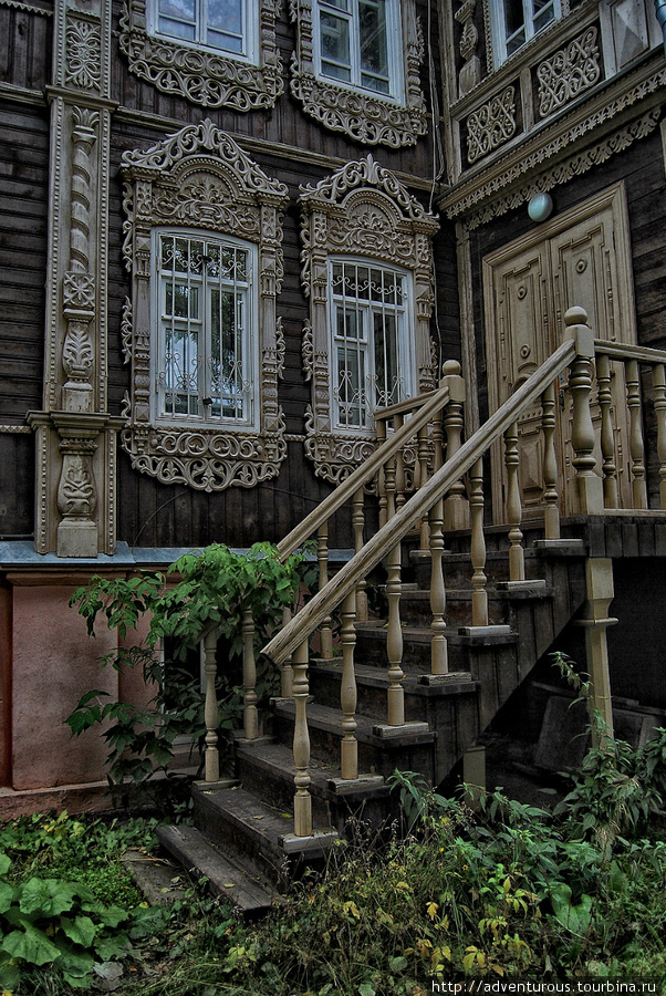 И ведь до сих пор ходят по этой лестнице... Истинные эстеты, должно быть живут здесь. Томск, Россия