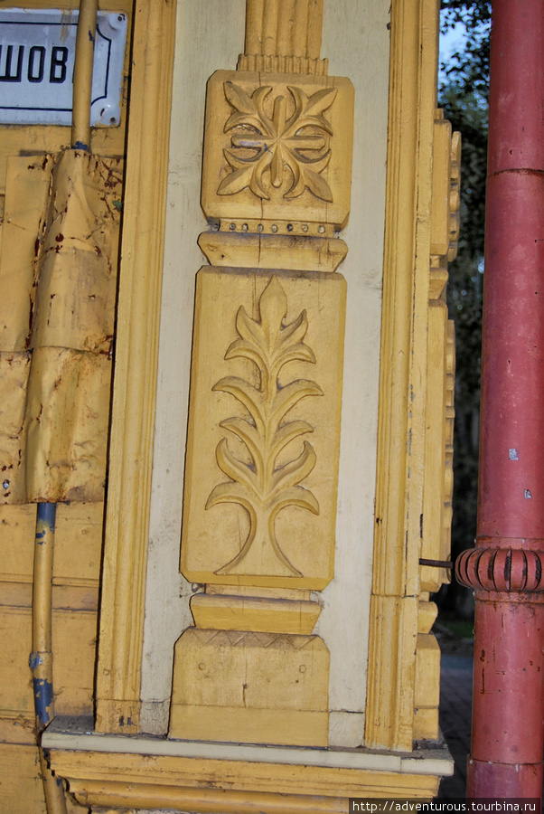 И еще пилястра — закрывала стыки бревен. А флористические мотивы были особо любимыми среди деревянных мастеров. Томск, Россия