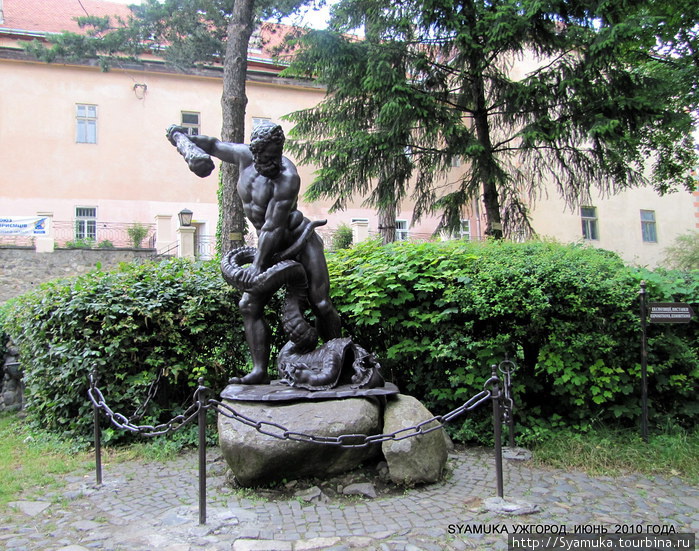 Внутренний двор. Скульптура XIX века Геракл, убивающий Лернейскую гидру. На заднем плане виден бывший дворец. Ужгород, Украина