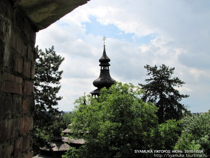 Вид из Замка на деревянную церковь. Ужгород, Украина