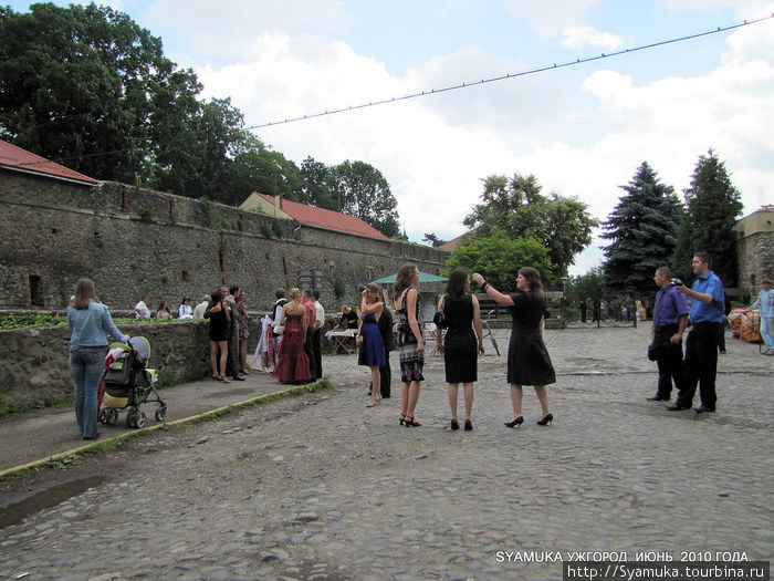 У входа в Замок в день праздника. Ужгород, Украина