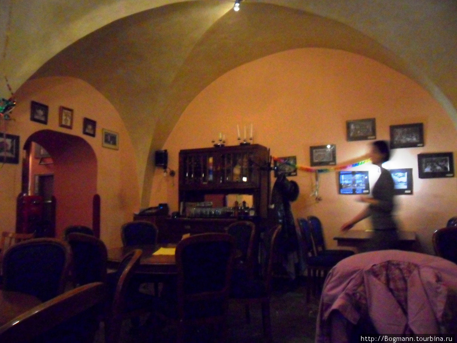 Старейшее кафе U ZLATEHO HADA’ (c 1714)
Кухня ничего, сервис — говно. Обсчитывают и впаривают незаказанные блюда. Лучше не заходить. Прага, Чехия