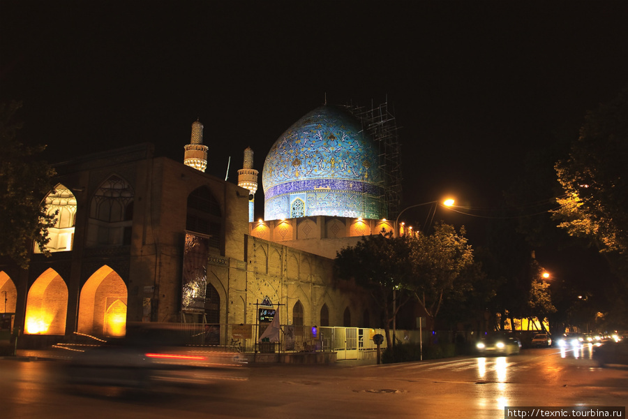 Мечети ночью красиво подсвечиваются Исфахан, Иран