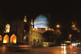 Мечети ночью красиво подсвечиваются