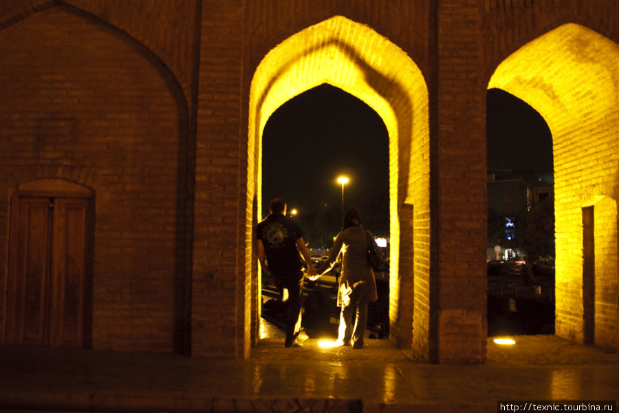Под покровом ночи можно отступать от норм исламской морали ;-) Исфахан, Иран