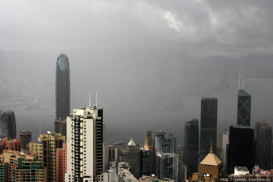Дождь стеной идёт по бухте Гонконг