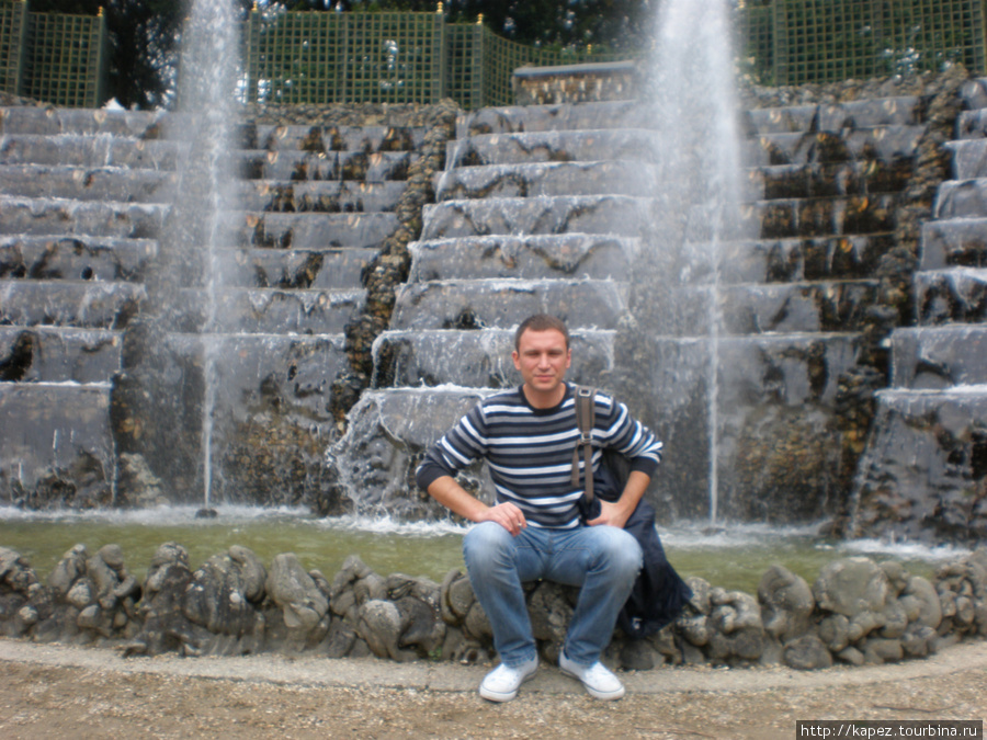 Собственно я возле фонтана который возле Версаля Франция