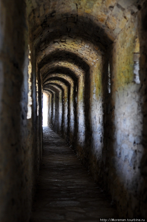 Внутренние коридоры навевают романтику Каменец-Подольский, Украина