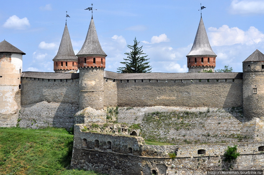 Так выглядит крепость с противоположной городу стороне. Каменец-Подольский, Украина