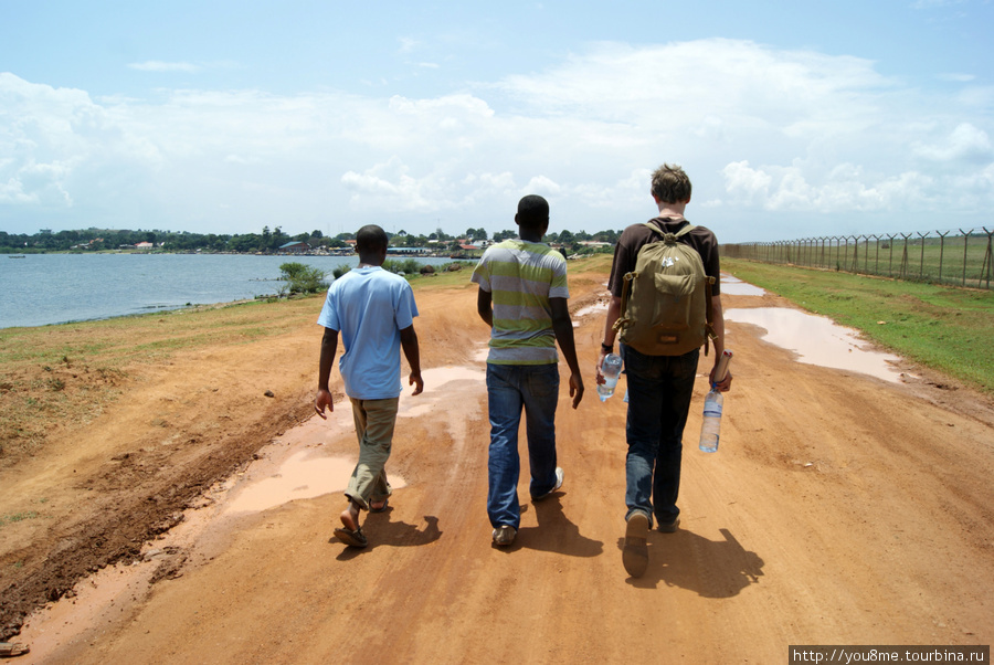 на красной дороге Энтеббе, Уганда