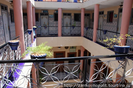 Внутренний двор, он же — коридор. Марракеш, Марокко