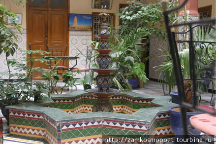 Символический фонтанчик на первом этаже. Марракеш, Марокко