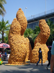 Скульптура из кукурузы.
