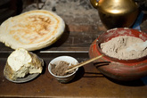 Традиционная тибетская еда предельно простая, но питательная. В основе
зерновые (жареная ячменная мука, лепёшки) и ячье молоко, из которого
делают и кислый сыр.