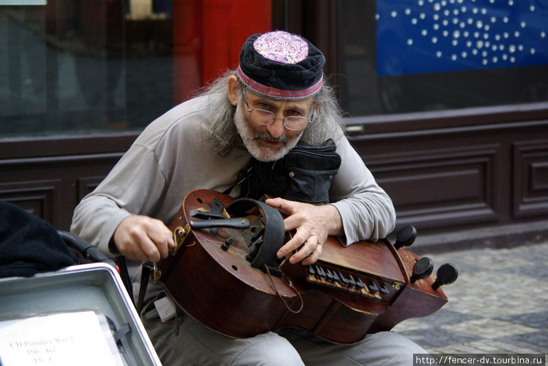 Этого музыканта со странным инструментов и завораживающим голосом можно встретить в разных частях старого города. Прага, Чехия