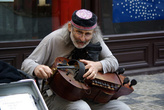 Этого музыканта со странным инструментов и завораживающим голосом можно встретить в разных частях старого города.