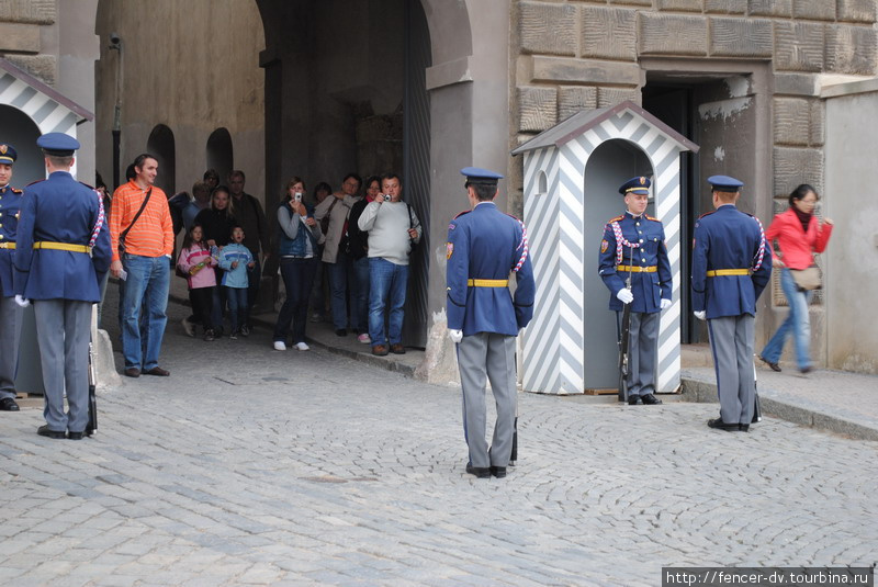 Внимание на правого стража: сдержать улыбку под взглядами десятков туристов удается не всегда Прага, Чехия