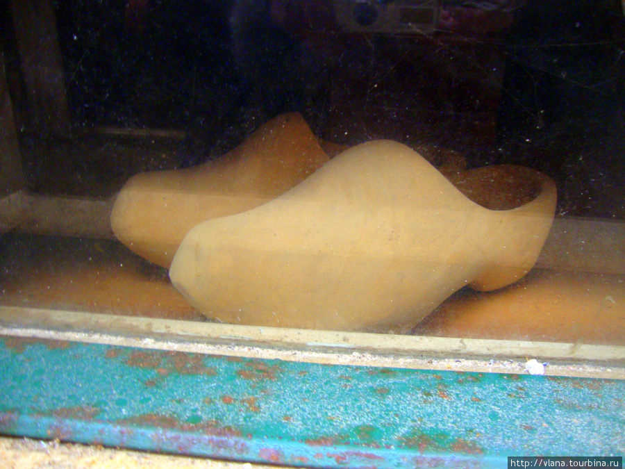 Башмаки Пинокио в витрине магазина. Венеция, Италия