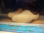 Башмаки Пинокио в витрине магазина.