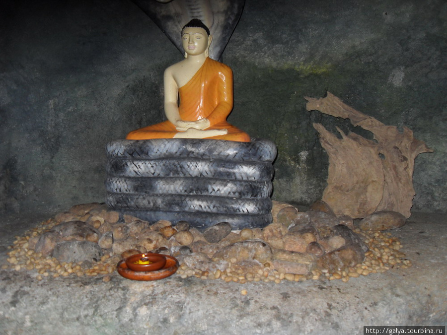 буддийский храм на скале неподалеку от нашей гостиницы. Это молодой храм — ему только 400 лет. Это пещера Бентота, Шри-Ланка
