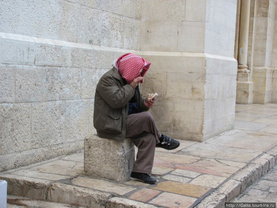 Продавец обедает. Иерусалим, Израиль