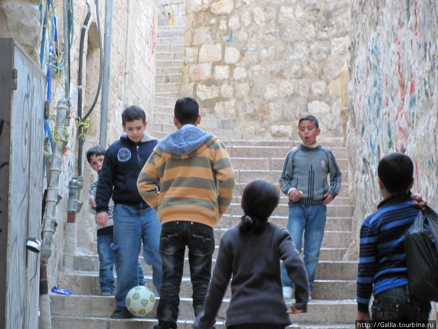 И на каменных ступеньках футбол. Иерусалим, Израиль