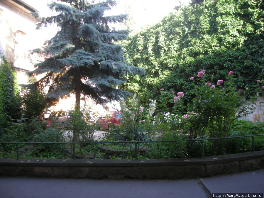 Садовый дизайн на улицах Эгера — обычная вещь. Венгрия