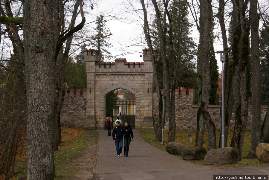 ворота замка Сигулда, Латвия